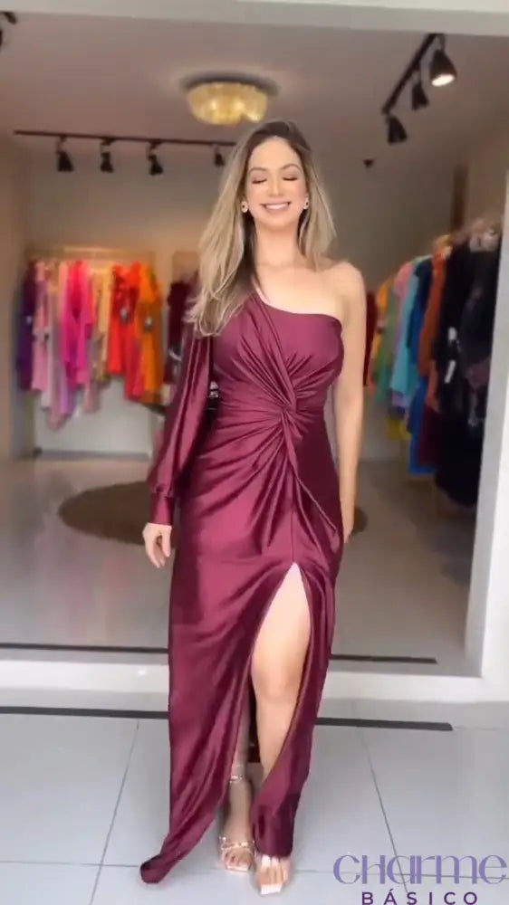 Vestido Mara  – Elegância e movimento em um só modelo!