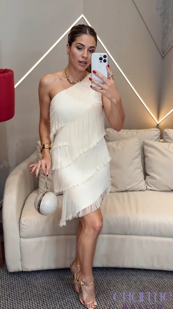 Vestido Clara – A Sofisticação do Minimalismo com um Toque de Charme!