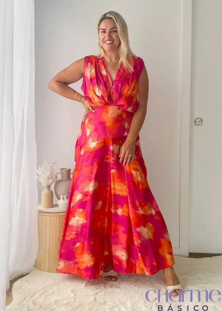 Vestido Scarlet – Elegância e Movimento em Cada Detalhe